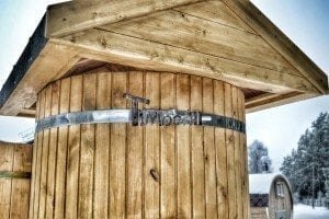 Outdoor shower with roof and door 3