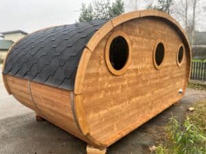 Outdoor oval sauna with an integrated hot tub (31)